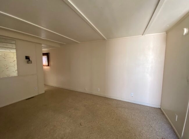 Building Photo - 251 Place Ln
