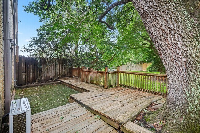 Building Photo - 18242 Lakeside Ln