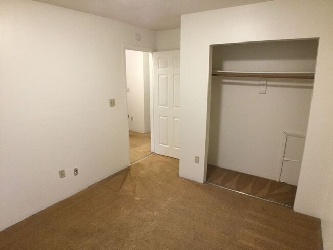 Building Photo - Blacksburg, 4 BR / 2.5 BA Townhouse, Available August