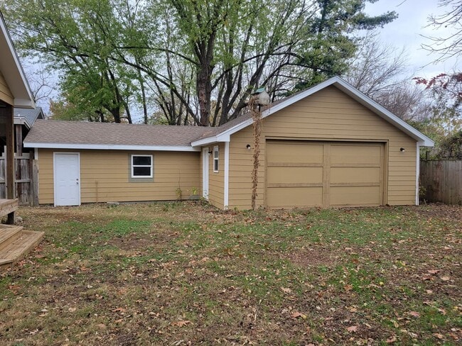 Building Photo - 2 Bedroom, 2 Bathroom! Huge Shop building ...
