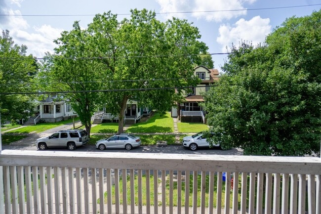 Building Photo - 3 Bedroom Apartment Close to Campus - 8/1/26