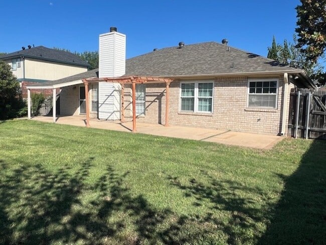 Building Photo - 2405 Creek Dr