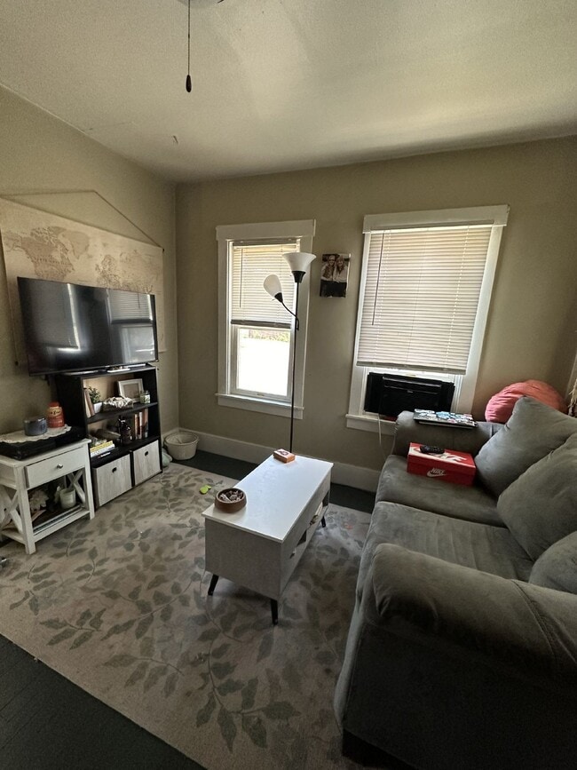 Building Photo - 1 Bed 1 Bath single family home near UWEC Available June 1st! Fenced in yard!