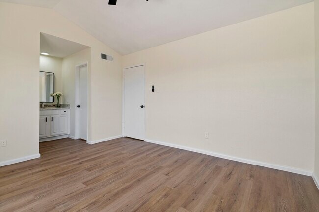 Building Photo - 2120 Wilcrest Dr