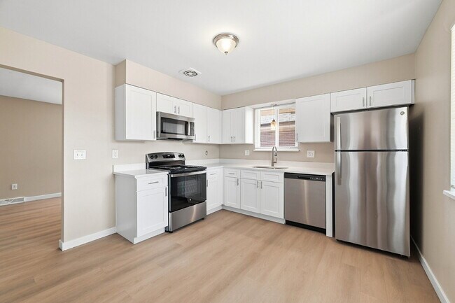Building Photo - $2,240.95 with $300 Off the First Month's Rent, 5 Beds - 2 Bath, Triplex in Littleton with Shared...