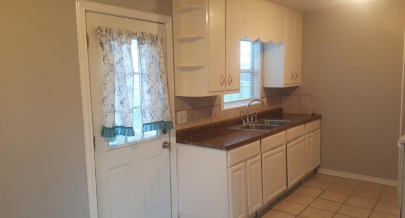 Building Photo - 2208 Farola Dr