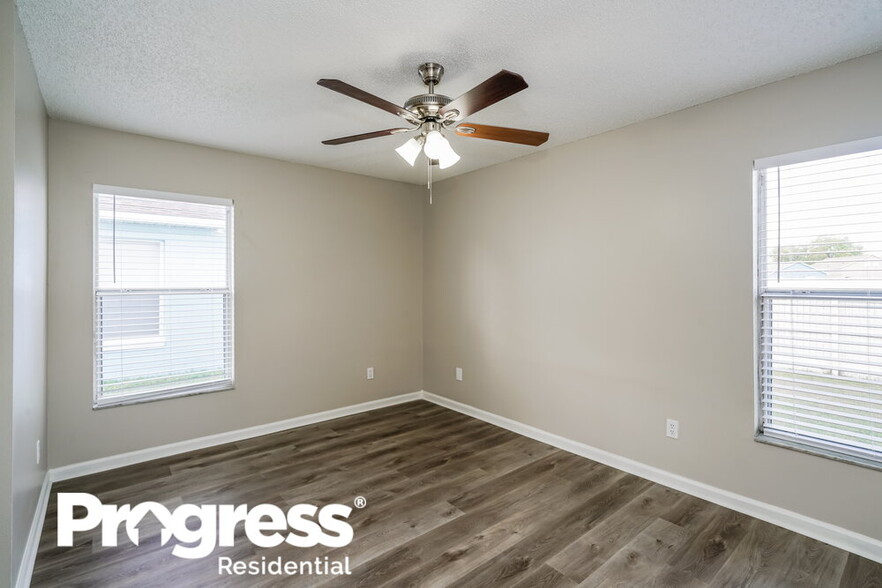 Building Photo - 9710 Red Clover Ave