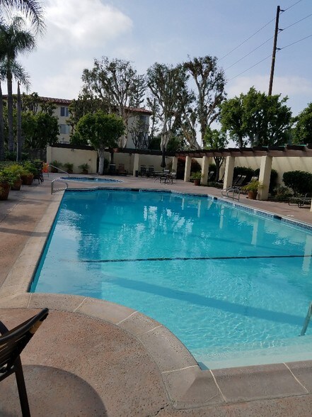 Large heated pool - 12830 Burbank Blvd