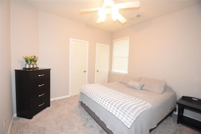 Building Photo - 24239 Yelverton Glen Dr