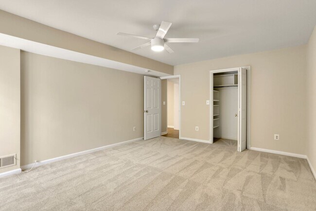 Building Photo - 2 Bed 2 Bath - Bethesda Condo - Large Outd...