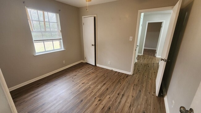 Building Photo - 3 BR/ 1.5 BA Single Family Home