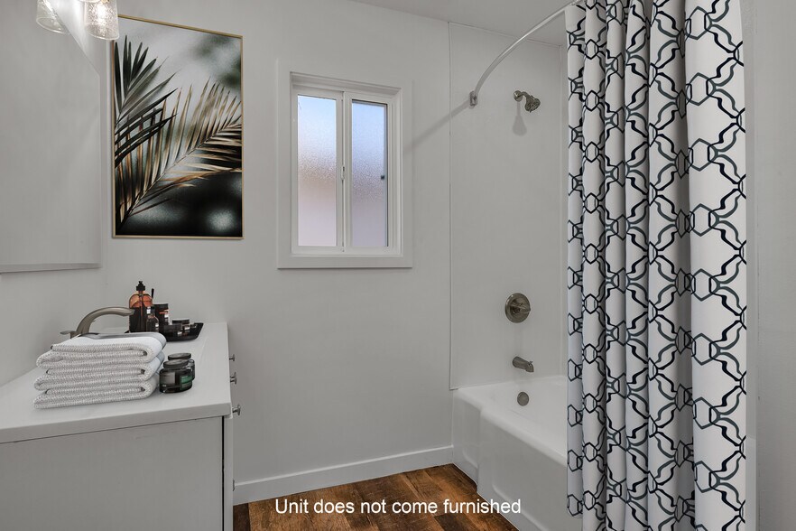 Unit A Bathroom - 905 Manhattan Beach Blvd