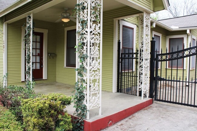 Building Photo - QUINTESSENTIAL ALAMO HEIGHTS COTTAGE