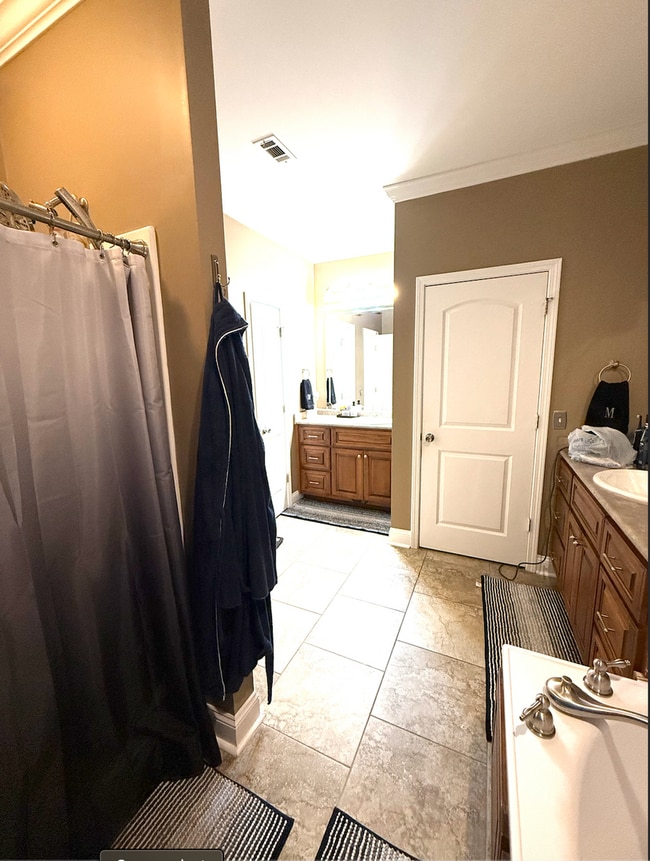 Building Photo - 4 bedroom 2.5 bath home