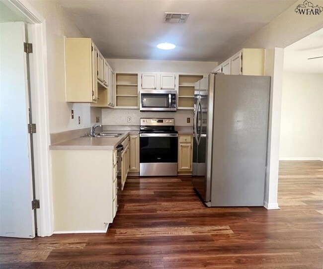 Building Photo - 3016 Stearns Ave