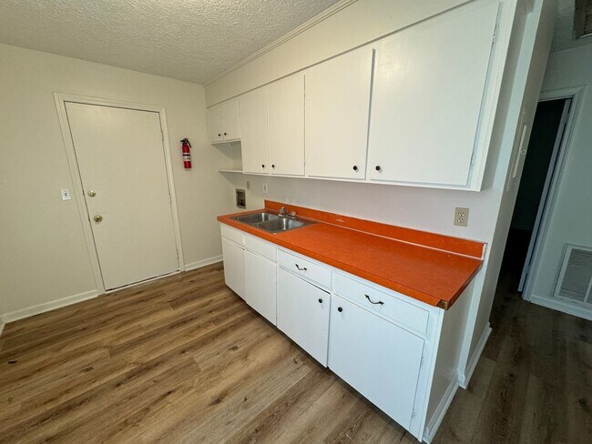 Building Photo - 526 W 13th St