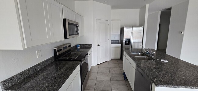 Building Photo - 1527 E Lardner Dr