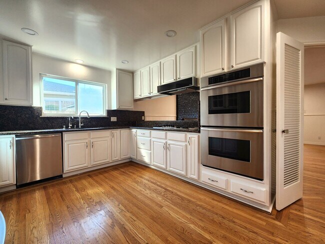 Building Photo - Charming Single Family Home Located in Sou...