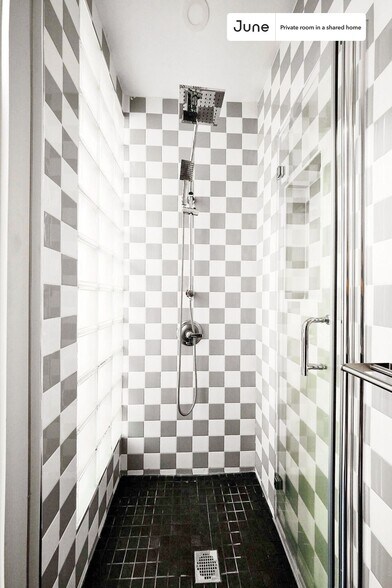 Building Photo - Room in Shared 3 bed/3 bath home