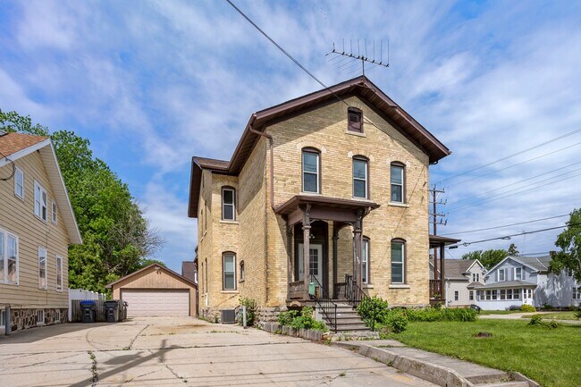 Building Photo - 300 Sherry St