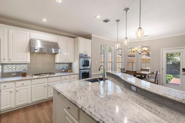 Building Photo - 10 Scenic Mill Pl