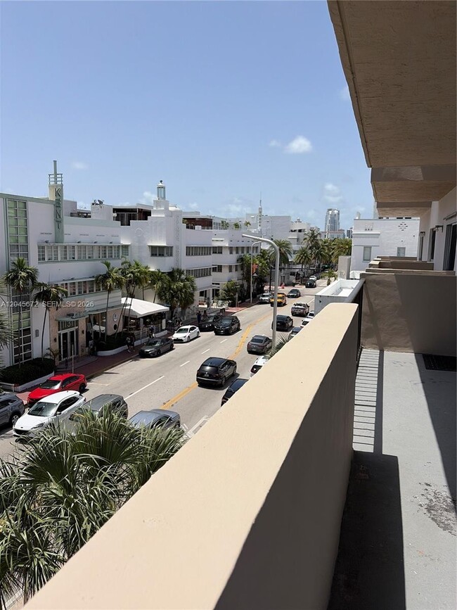 Building Photo - 1150 Collins Ave