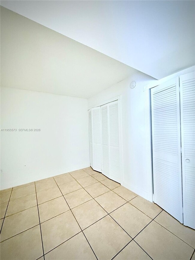 Building Photo - 9310 Fontainebleau Blvd