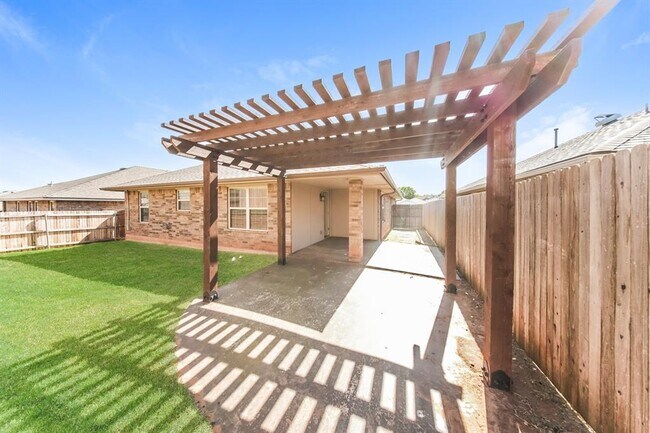 Building Photo - 2421 Shell Dr