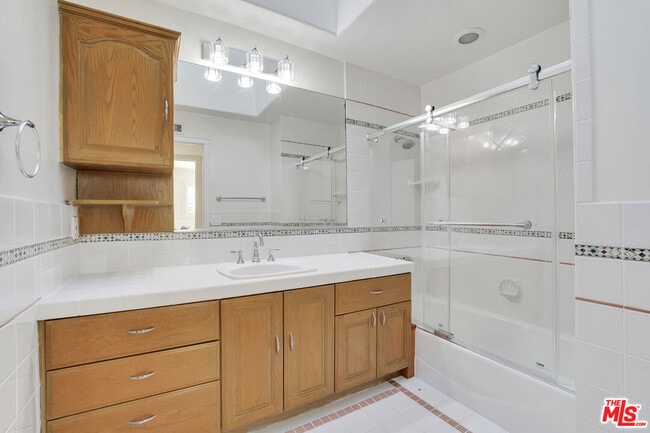 Building Photo - 10945 Cozycroft Ave