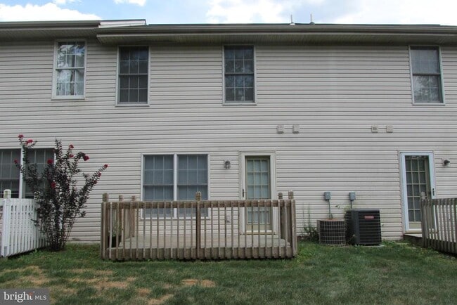 Building Photo - 888 Woodridge Dr