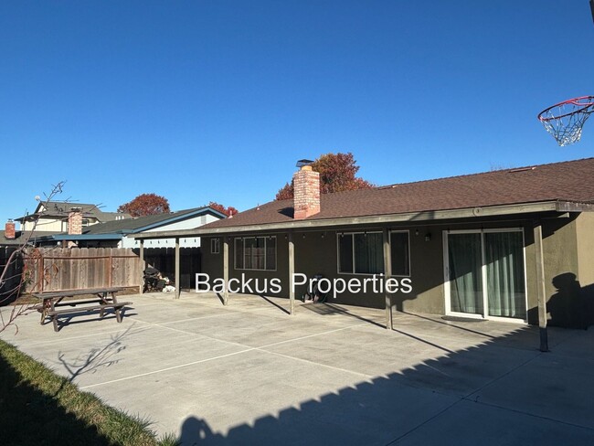 Building Photo - Three bedroom Home off Davis Rd. in Laurel...