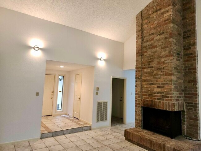 Building Photo - 2118 Hickory Lawn Dr