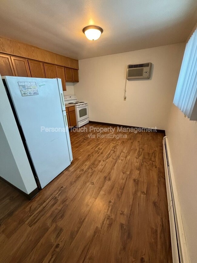 Building Photo - 132 6th Ave N