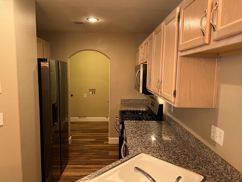 Building Photo - 910 Elegant Coral Ave