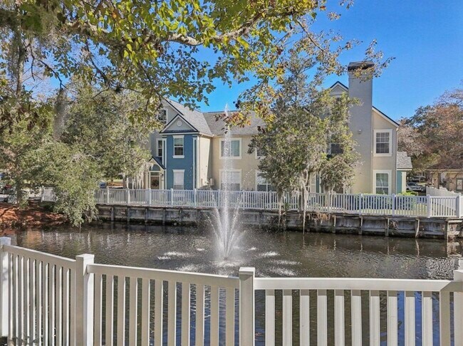 Building Photo - 13700 Richmond Park Dr N