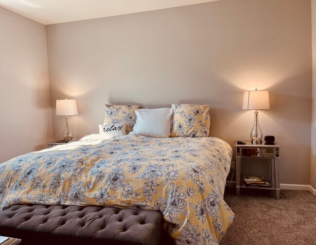 Building Photo - Fully Furnished 2 bedroom cottage in downt...