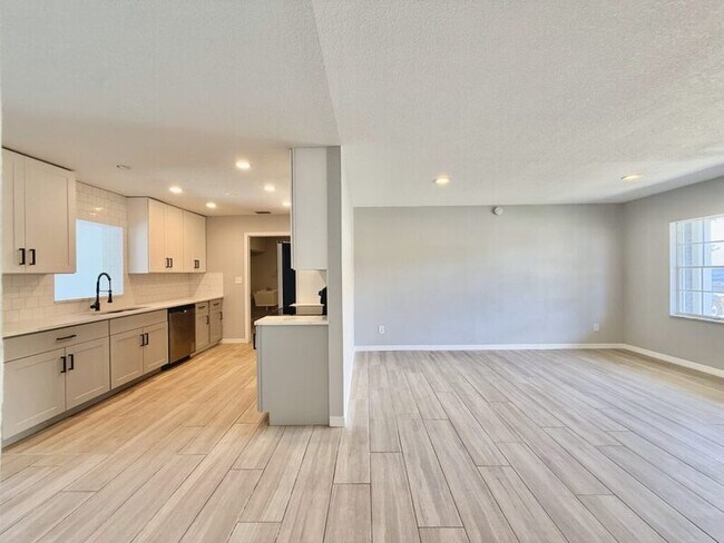 Building Photo - 8718 Thornwood Ln