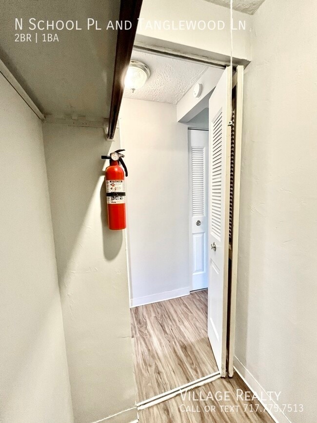 Building Photo - 319 N School Pl