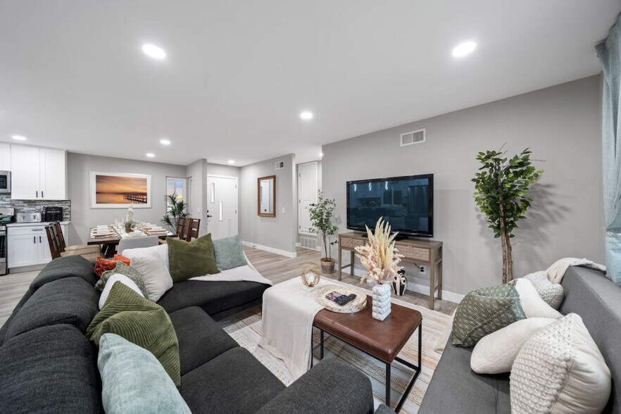Building Photo - 9804 Costa Lago St
