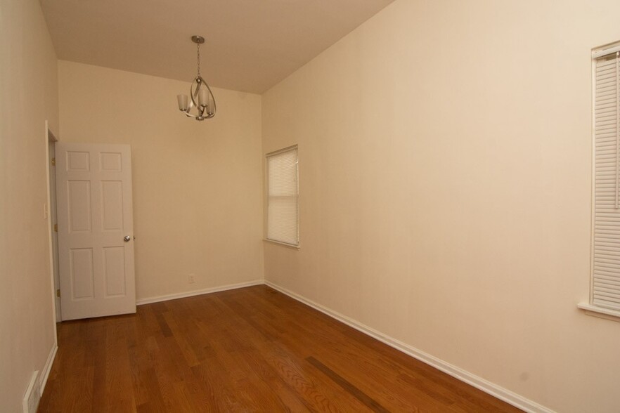 Building Photo - 2814 N Maplewood Ave