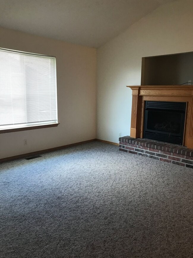 Building Photo - Executive Rental 2 Bedroom 2 Bath 2 Car Garage Duplex