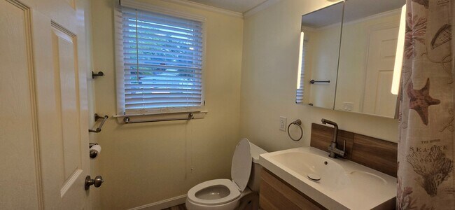 Building Photo - Charming 3BR First-Floor Condo – Walk to B...