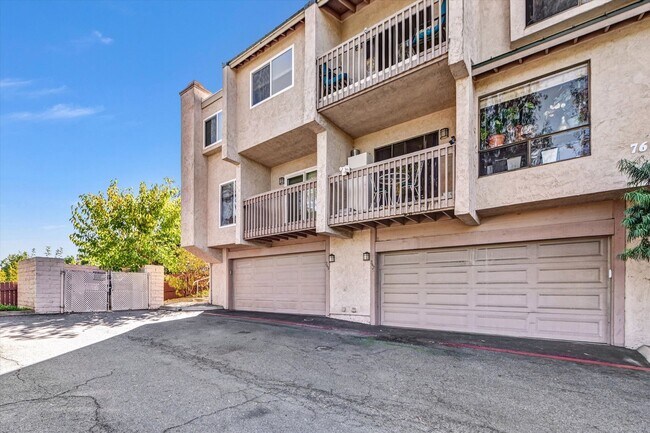 Building Photo - 3 Bedroom Townhome in the Vista de Vista Community