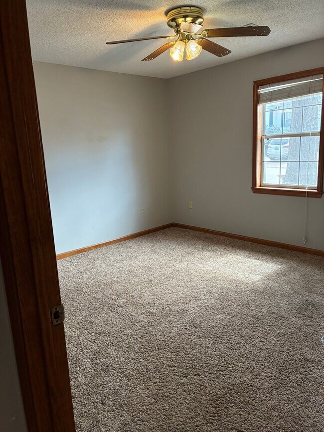 Building Photo - River Oaks Commons Condo 2 bedroom Plus Office and Garage