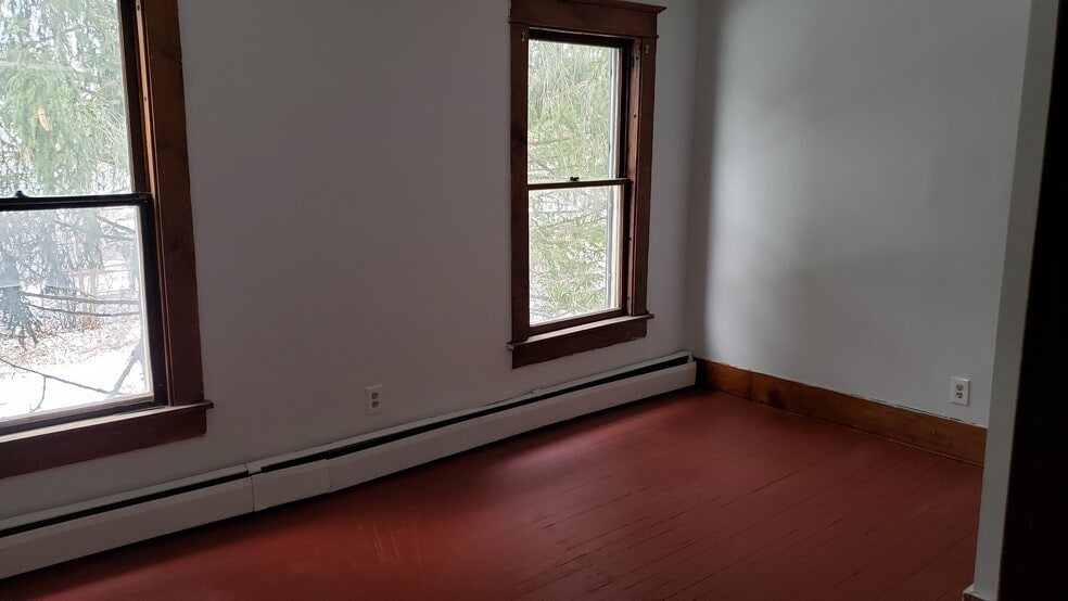 Middle Bedroom - 10 South St