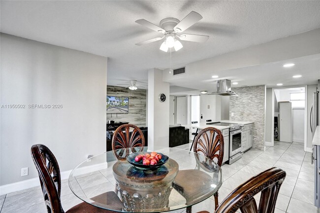 Building Photo - 9451 Live Oak Pl