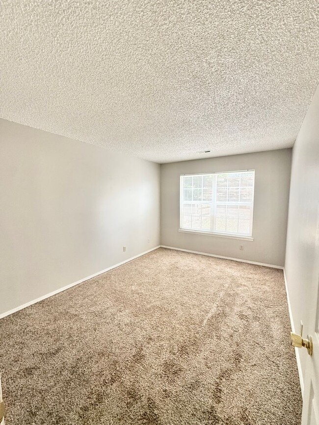 Building Photo - Move in ready 2 bedroom on Tampico