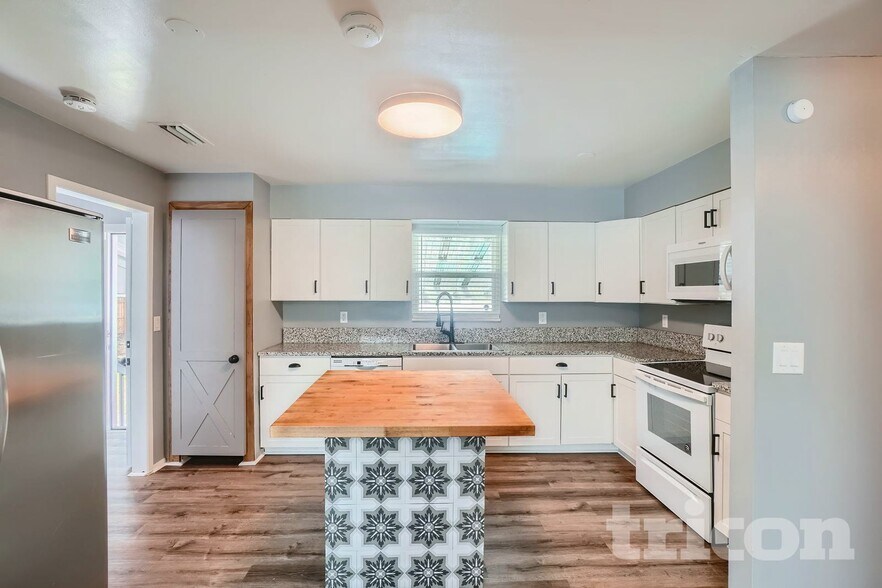 Building Photo - 243 E Bay Ave