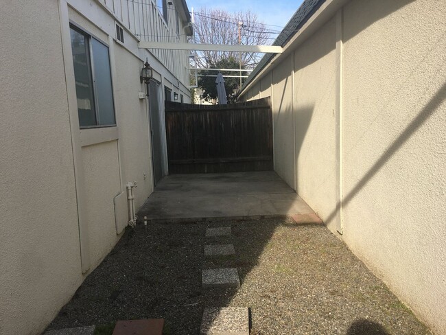 Building Photo - Single level condo, community pool, update...