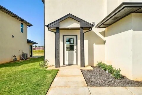 Building Photo - 621 Abadan Dr